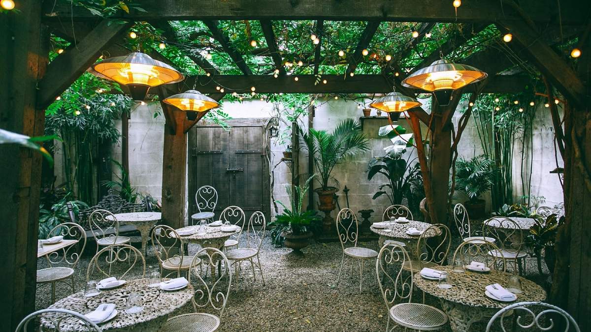 Crea un hermoso espacio de relajación en el jardín.