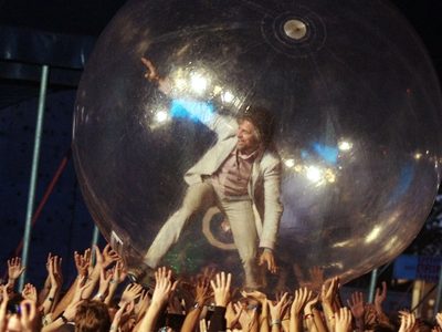 Show con protocolos: artistas y público estuvieron adentro de burbujas de plástico
