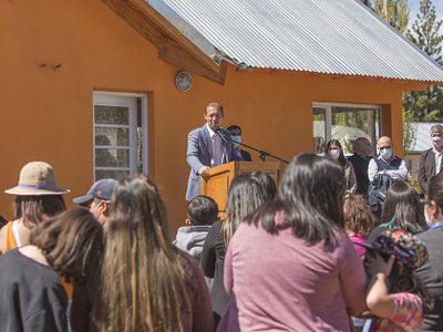 El gobernador Omar Gutiérrez entregó 14 viviendas en la localidad de Las Ovejas