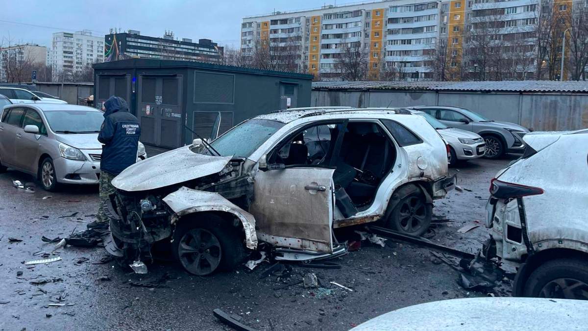 Lugar donde el teniente general Fanil Sarvarov, jefe del Directorado de Entrenamiento Operacional del Estado Mayor de las Fuerzas Armadas Rusas, murió en la explosión de una bomba colocada bajo su auto en Moscú