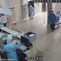 Policía se viste como médico para ver a su padre enfermo con covid-19, pero lo halla muerto