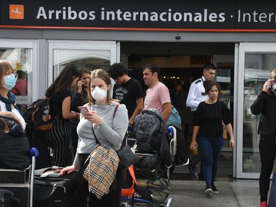 El Gobierno analiza abrir las fronteras para el ingreso de extranjeros a Argentina