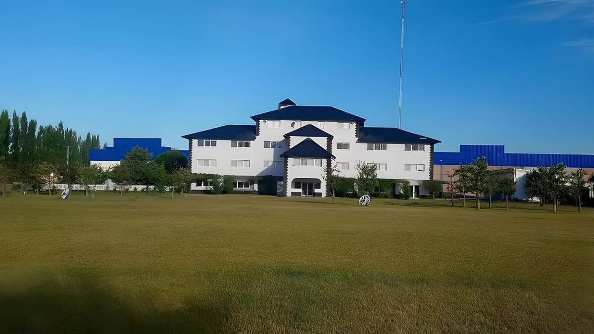 El Resto Hotel Marielis Pérez, ubicado en Villa Regina, propiedad de la pareja del resto vivero en Centenario. Fuente: (Twitter)