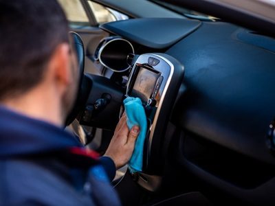 Con dos ingredientes: el truco para limpiar el polvo en el tablero de tu auto, que quede reluciente y con rico olor