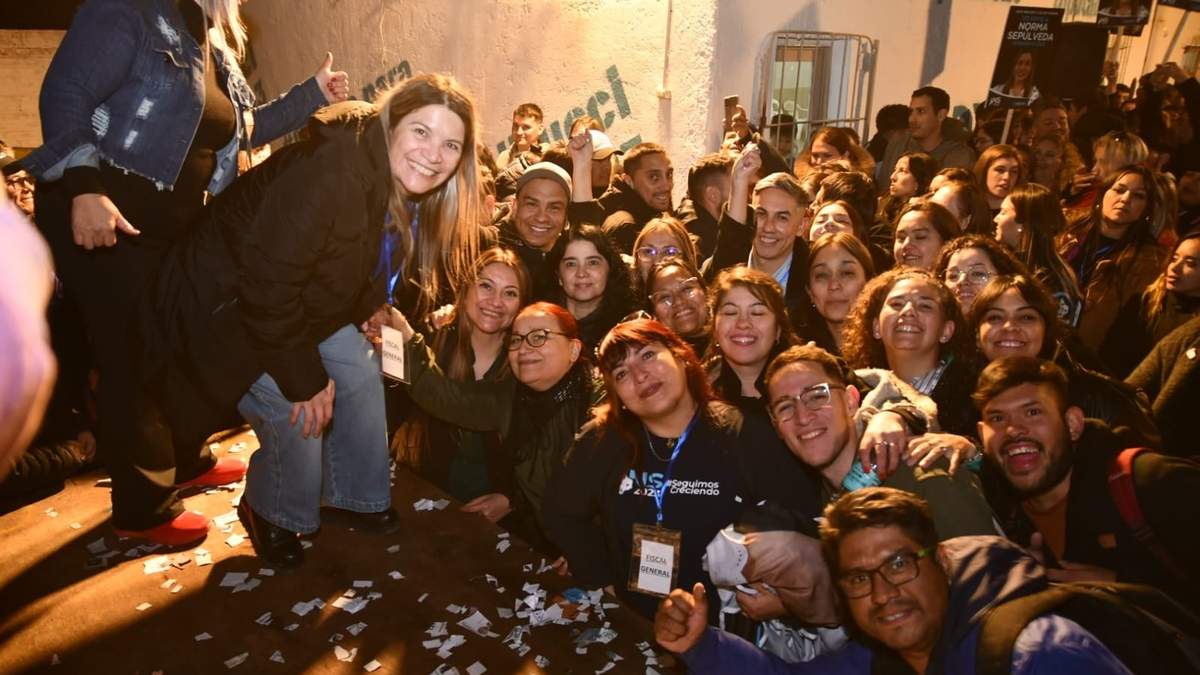 Norma Sepúlveda festeja frente a sus militantes. Fuente: (Miguel Huentecol)
