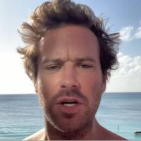 Armie Hammer responde a las acusaciones de canibalismo y abandona su nueva película