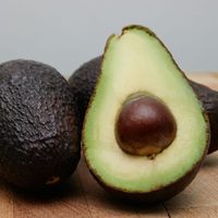 No tires el carozo de la palta: mirá cómo convertirlo en el repelente de insectos más eficaz para tus plantas