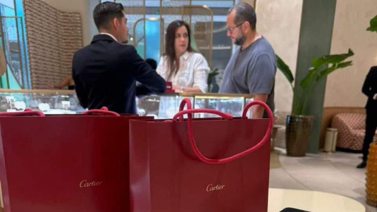 José Ramón López Beltrán con su esposa, Carolyn Adams, en Loro Piana