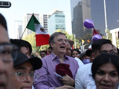 Le escupen en la cara a Marcelo Ebrard durante la marcha de apoyo a AMLO (Video)