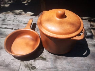 El truco "low cost" para curar tus ollas de barro sin dañarlas en menos de 10 minutos