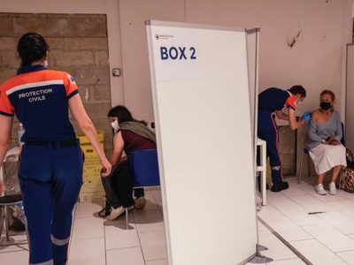 Francia exige certificado covid para bares, cines, viajes... y se dispara el registro para la vacuna