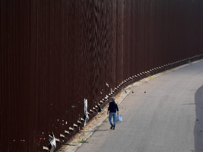 Dejan caer a niño migrante de cuatro años desde el muro fronterizo (Video)