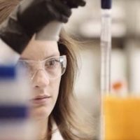 EU podría aprobar uso de vacuna contra covid-19 antes de terminar la fase 3 de ensayos