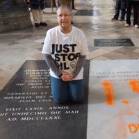 Consternación por activistas climáticos que vandalizaron la tumba de Charles Darwin en Inglaterra