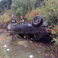 Volcaron en la Ruta Nacional 40 y tuvieron que ser asistidos por bomberos
