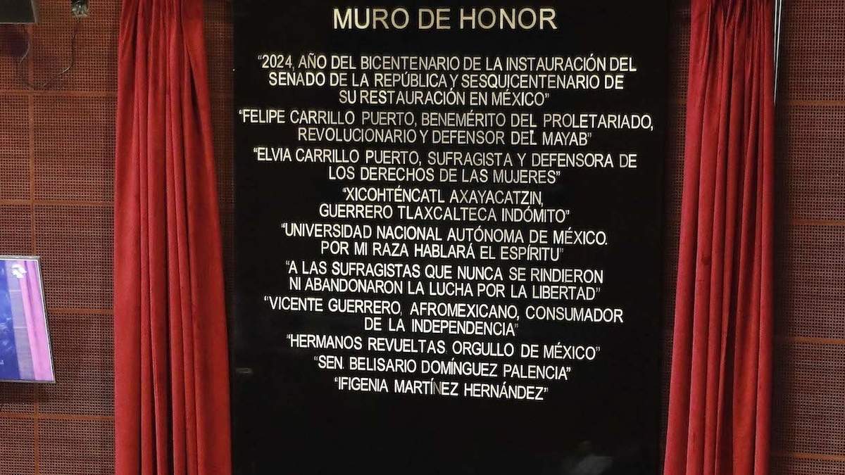 Develación del nombre de Ifigenia Martínez en letras doradas en el Muro de Honor del Senado de la República