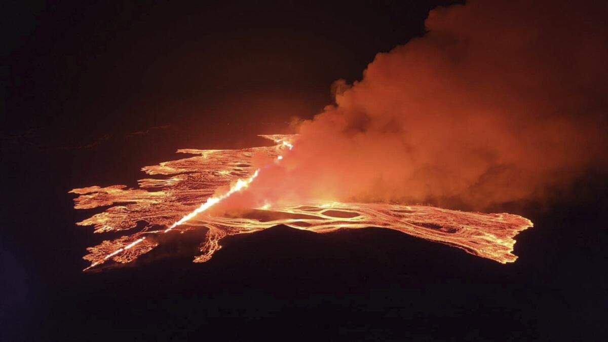 En esta imagen, proveniente de un video proporcionado por el organismo de Defensa Civil de Islandia, se muestra la lava emergiendo de un volcán entre Hagafell y Stóri-Skógfell, Islandia