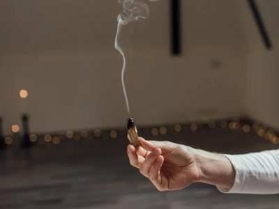No gastes de más: aprendé a hacer tus propios sahumerios con ingredientes que seguro tenés en casa