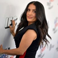 ¡Se le rompió! Salma Hayek se enfundó un vestidito que no es de su talla y todo se le desbordó ¡Nad