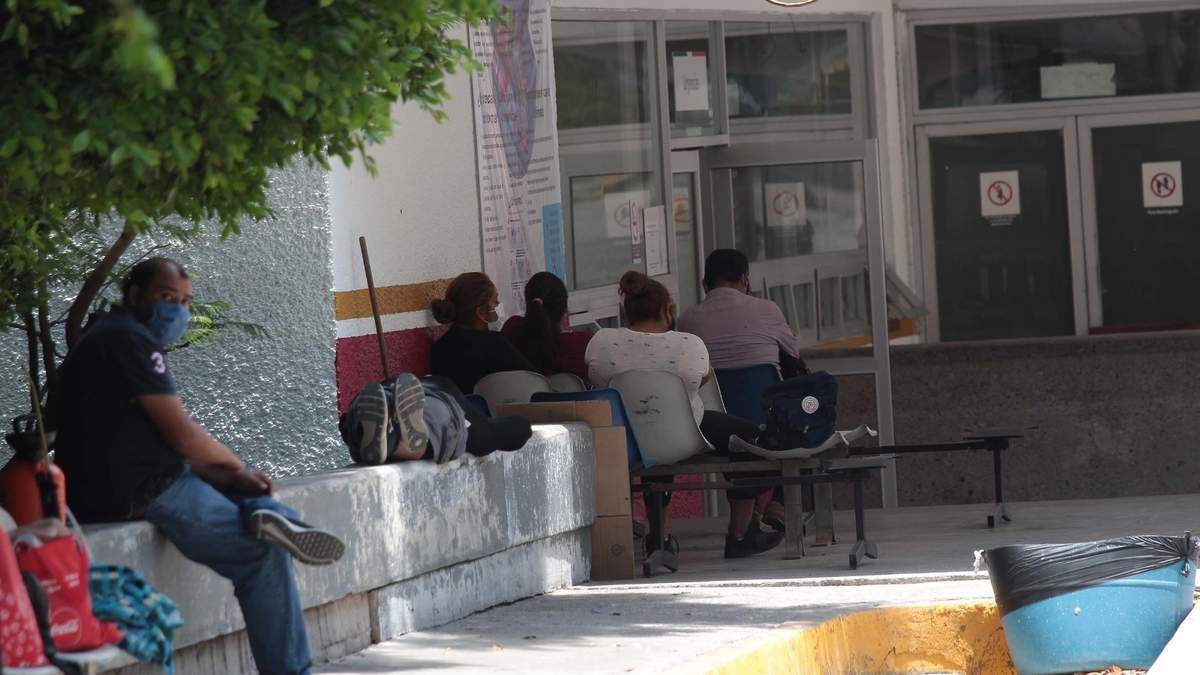 Personas esperan en una clínica de salud
