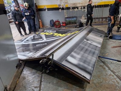 Un jubilado murió aplastado por el portón de una gomería
