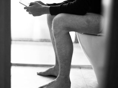 Cuidado: esto puede ocurrirte si usas el celular en el baño