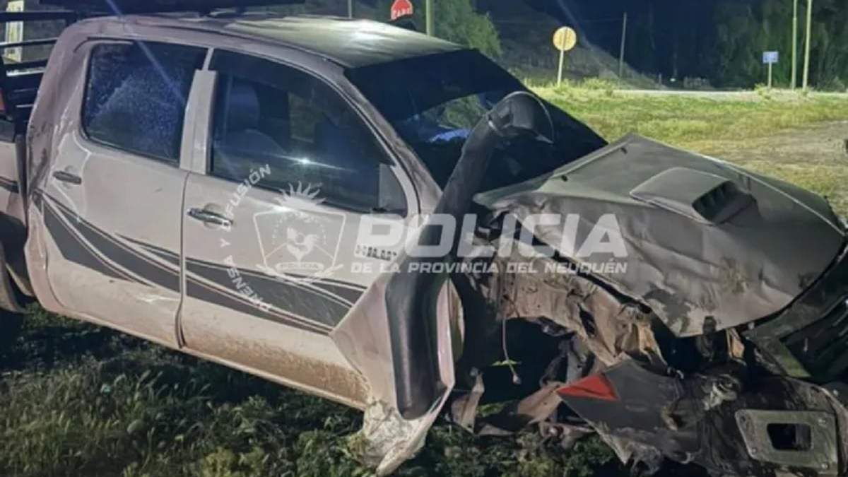 La camioneta terminó con importantes daños materiales. No hubo personas heridas. Fuente (Policía de Neuquén)