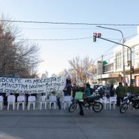 ATEN Capital protestó con el CPE cerrado con candado y trasladó la marcha a Casa de Gobierno