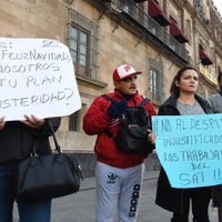 Despedidos del SAT protestan frente a Palacio Nacional; AMLO ofreció revisar casos