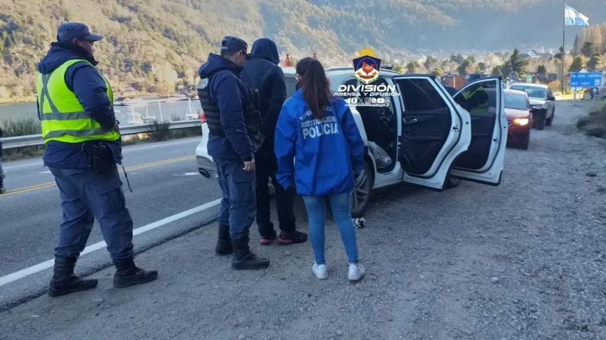 Momento en el que fueron demorados los dos sujetos por cometer robos. Fuente: (Policía de Neuquén)