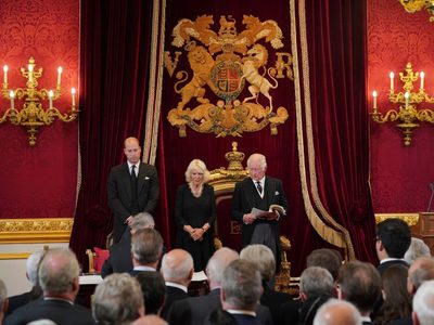 Carlos III es proclamado formalmente como nuevo rey