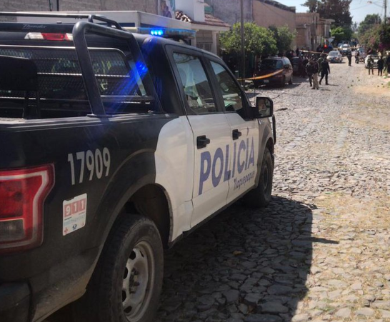 Agentes de la policía acuden a un domicilio en Tlaquepaque donde una niña de 13 años se disparó cuando jugaba con una pistola y murió
