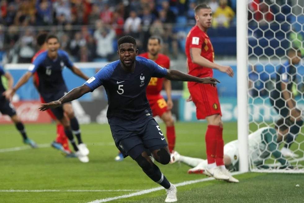 El francés Samuel Umtiti celebra tras anotar el primer gol de su equipo durante la semifinal entre Francia y Bélgica del Mundial de 2018 en el Estadio de San Petersburgo, San Petersburgo, Rusia, el martes 10 de julio de 2018.