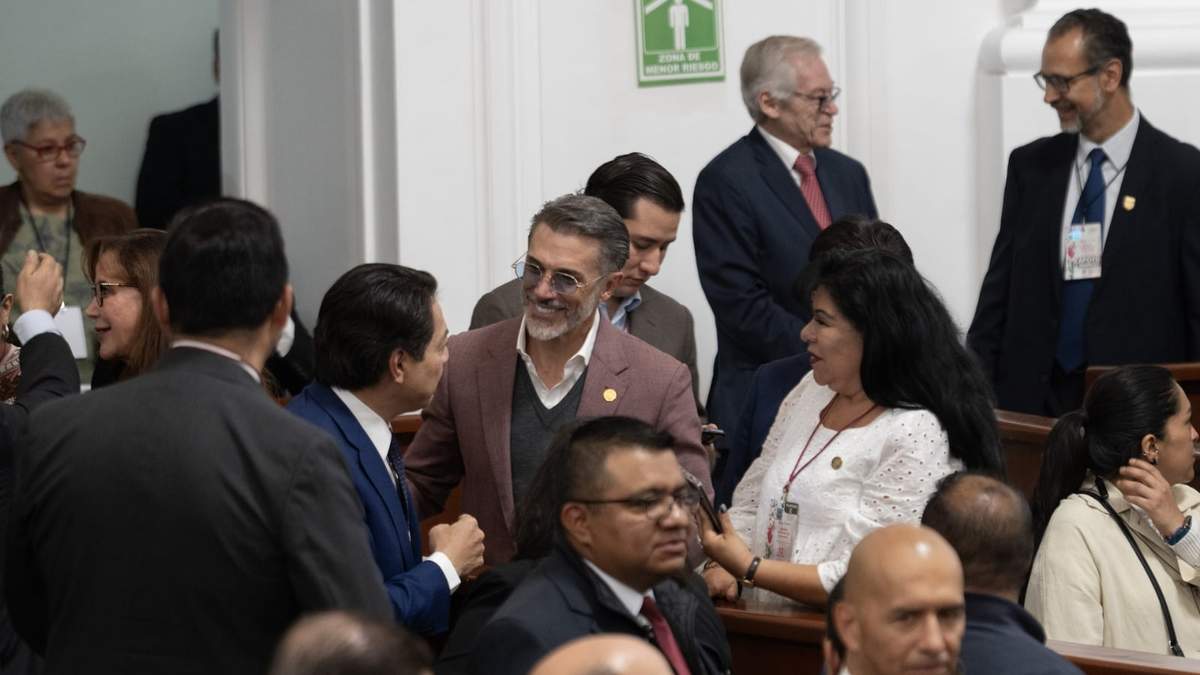 Sergio Mayer saluda al secretario de Educación federal, Mario Delgado, en el informe de Clara Brugada