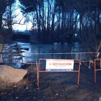 Una joven se arrojó al río Neuquén en Centenario y un policía la salvó