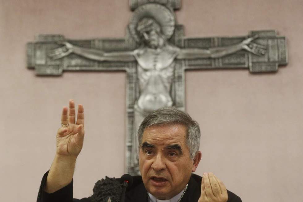 El cardenal Angelo Becciu en conferencia de prensa en Roma el 25 de septiembre de 2020