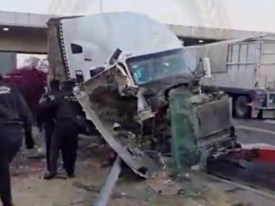 Tráiler choca contra caseta de cobro en Tepotzotlán tras presunto asalto