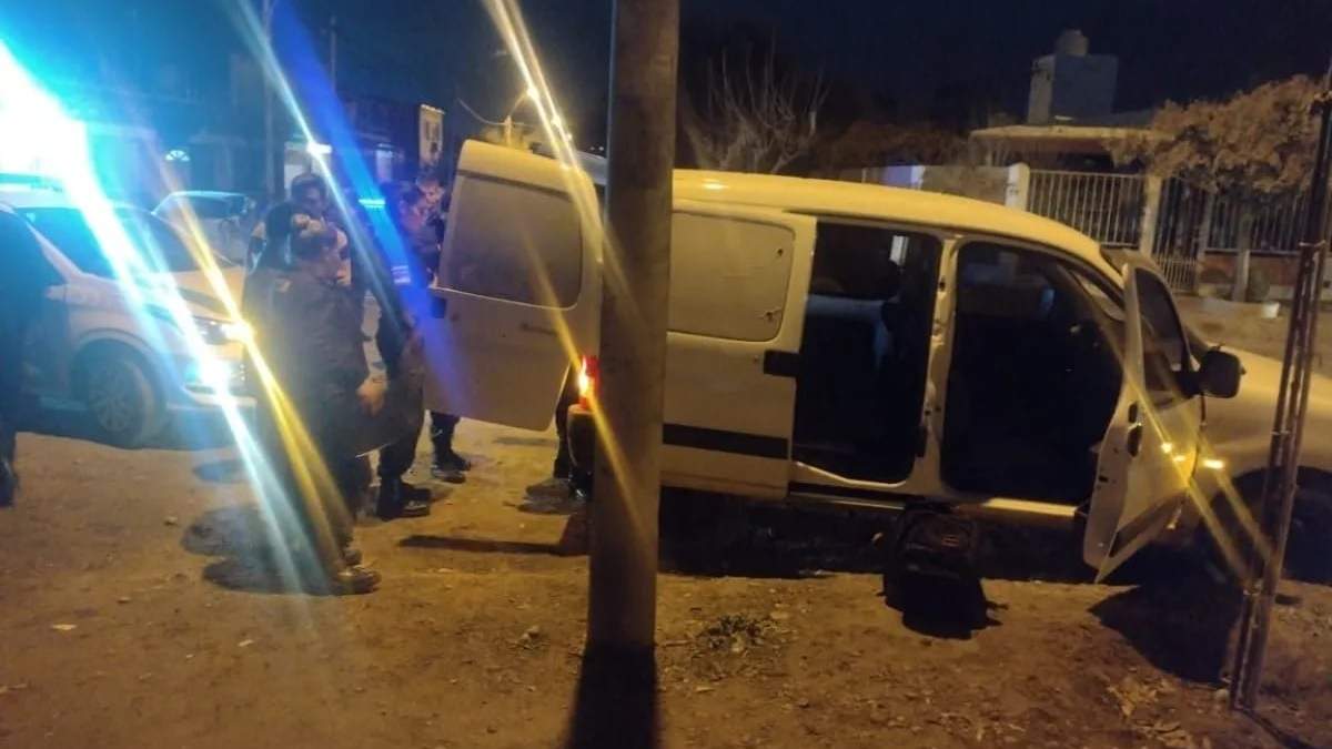 El momento de la detención de los sospechosos en General Roca. Fuente (ANRoca)