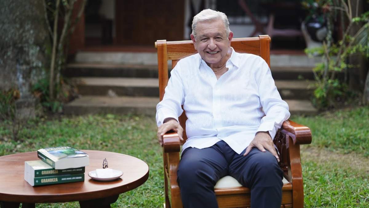 AMLO presentó su libro "Grandeza" desde su rancho