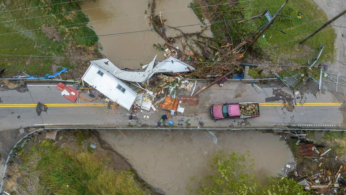 Personas intentan retirar una casa de un puente cerca del Centro de Reciclaje de Whitesburg en el condado de Letcher, Kentucky