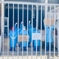 Personal de salud protesta por el despido de 2 mil 100 trabadores en Oaxaca