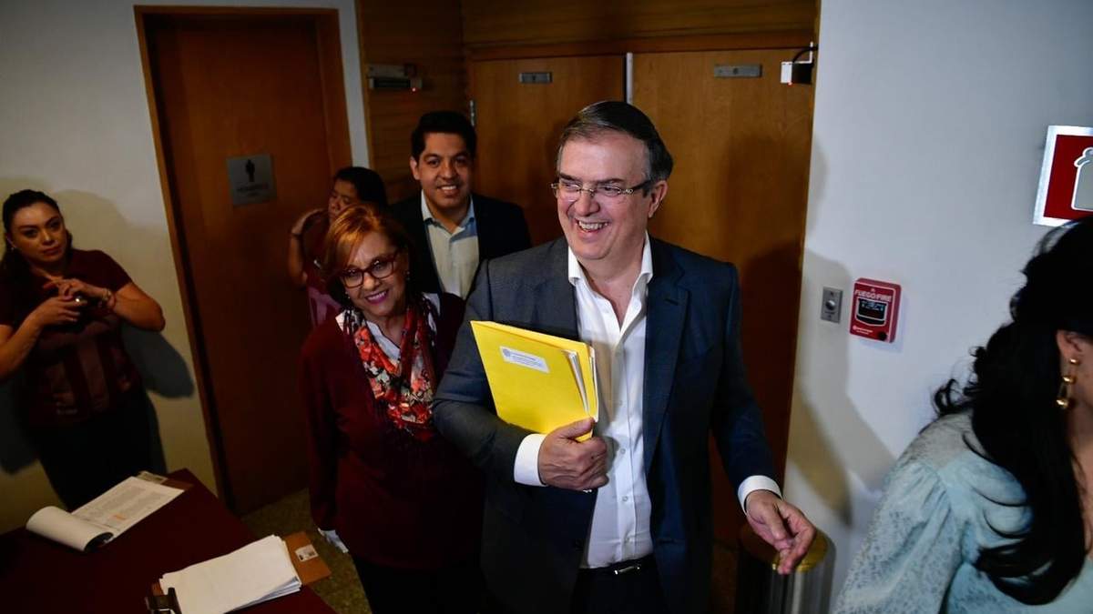 Ebrard en su registro