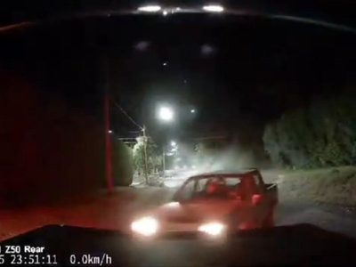 Una camioneta chocó a un vehículo estacionado en Villa La Angostura y el conductor huyó del lugar