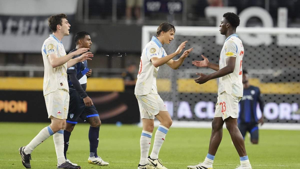 Joane Gadou (derecha), del Salzburgo, felicita a sus compañeros tras la victoria sobre Pachuca en el Mundial de Clubes