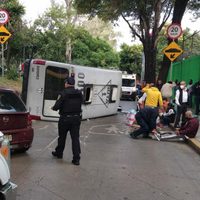 Microbús vuelca sobre Río Churubusco en Iztapalapa; hay 12 heridos
