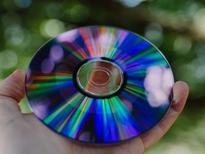 No tires los CDs viejos y reutilizalos en este objeto que le da un toque rústico chic a tu hogar
