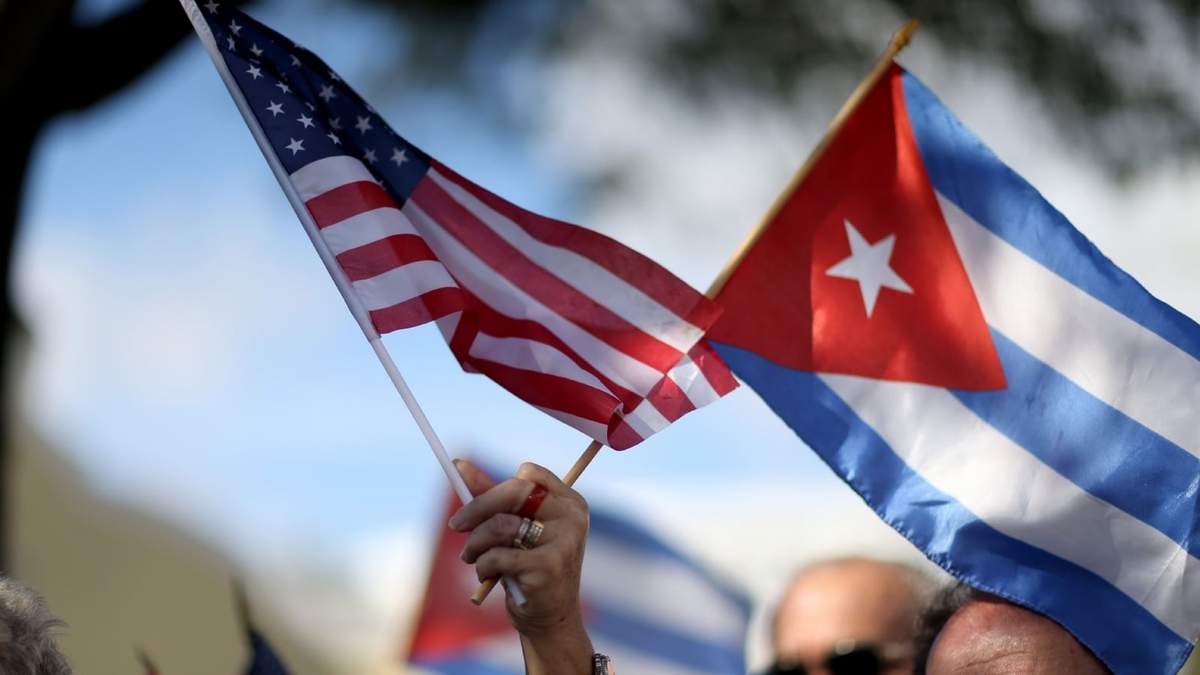 Imagen ilustrativa de una bandera cubana y una norteamericana. Fuente: (Twitter)