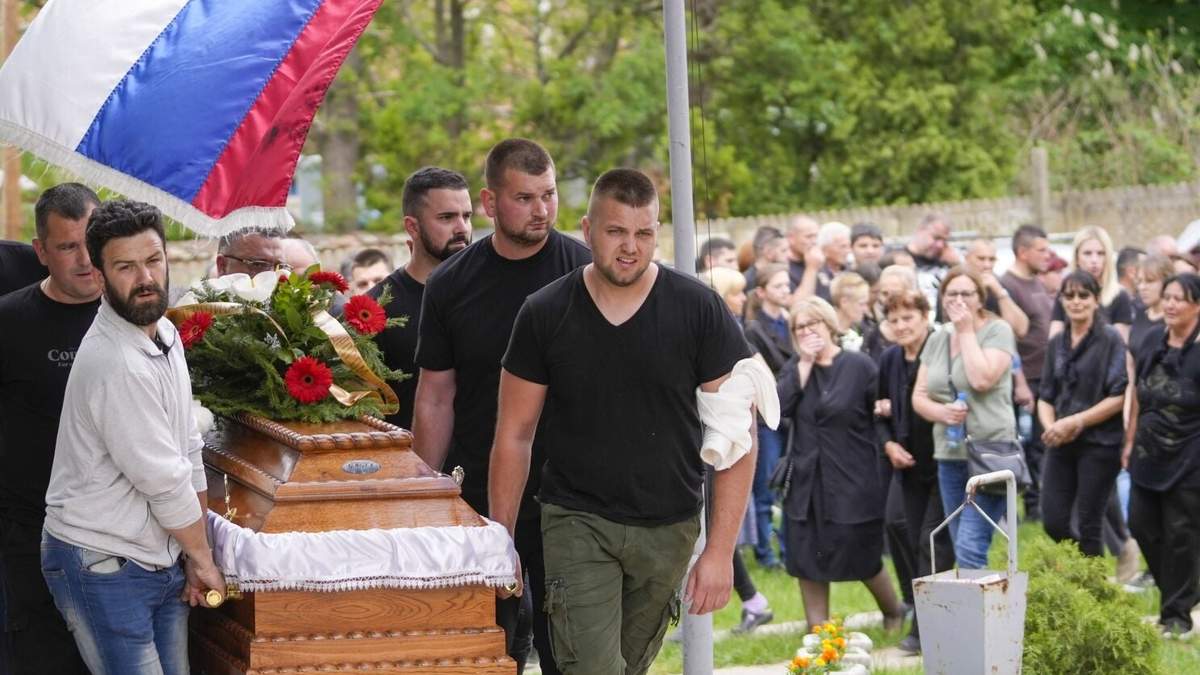 Familiares de una víctima cargan el sábado 6 de mayo de 2023 el ataúd durante el funeral para cinco personas que murieron al ser baleadas en el segundo tiroteo que se registra en Belgrado, Serbia