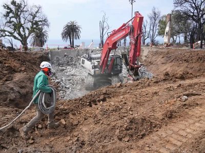 Tras los devastadores incendios de Los Ángeles, los residentes comienzan a reconstruir