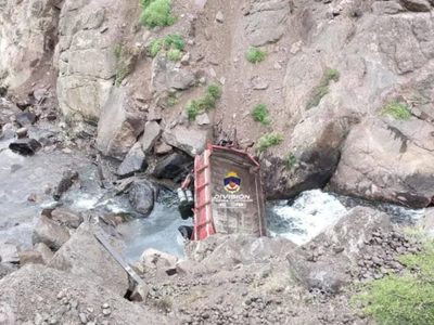 Nueva tragedia sobre la ruta 40: un hombre falleció tras caer con su camión a un precipicio